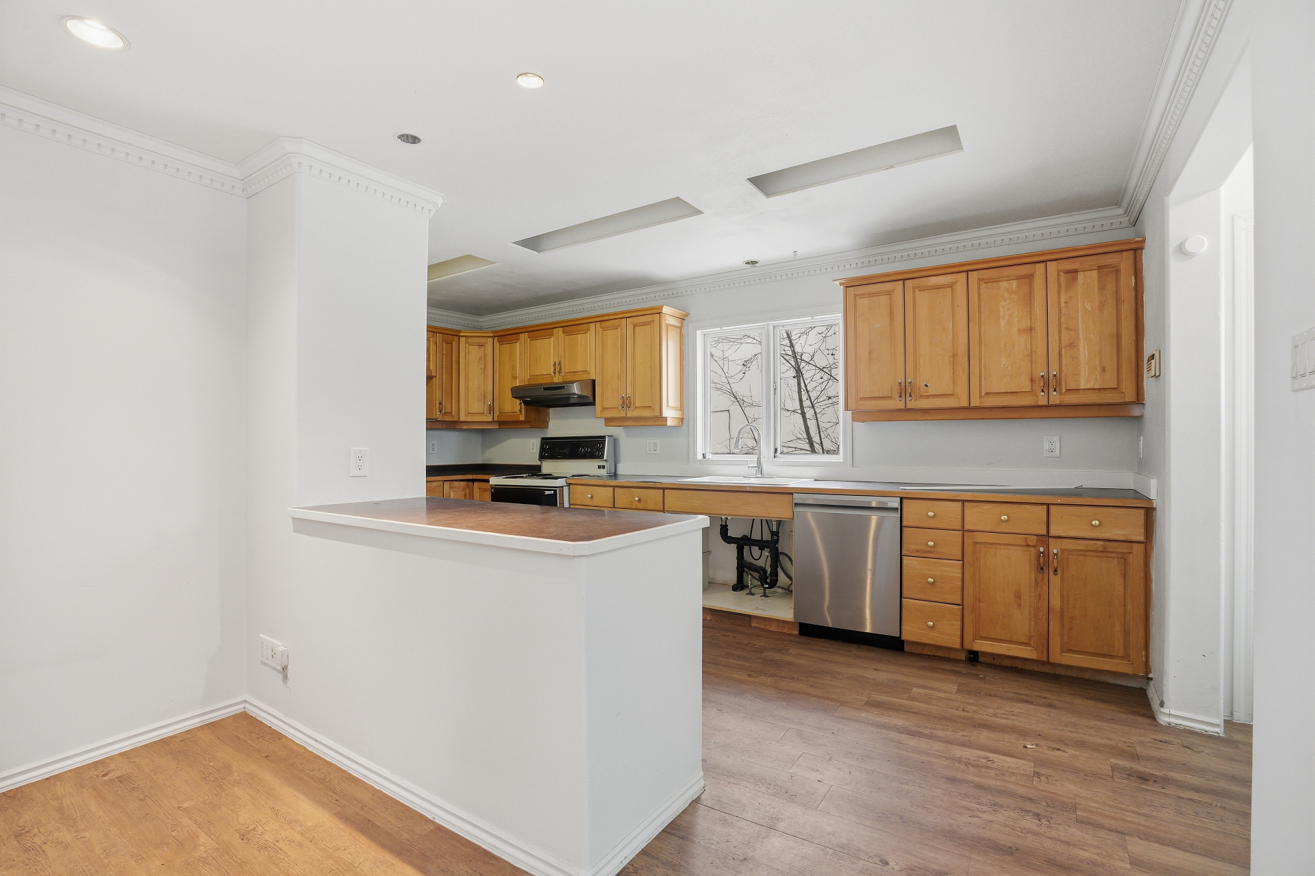 $31万，河西独栋出售，地下室分门出入带厨房+双车库，311 I Avenue N——林与唐地产 - 2